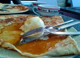 Crepe Bretonne Caramel Au Beurre Sale Avec Boule De Glace Vanille Et Bolee De Cidre Remparts De Guerand Caramel Au Beurre Sale Glace Vanille Caramel Au Beurre