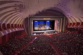 Vi si tengono la stagione d'opera lirica e balletto e la stagione sinfonica, oltre a recital e manifestazioni varie. Teatro Regio Torino Wikipedia