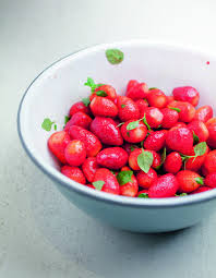Fraises En Salade Comme Des Tomates Par Paule Neyrat Dieteticienne Nutritionniste Recette Salade De Fraises Recette Cuisine Et Boissons