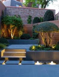 30 Diy Lighting Ideas At Night Yard Landscape With Outdoor Lights Met Afbeeldingen Kleine Achtertuin Tuinieren Achtertuinlandschappen
