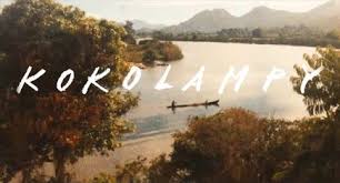 Alles beginnt als kate aus ihrem geliebten haus am see ausziehen muss und eine nachricht für ihren nachmieter, den architekten alex wyler, hinterlässt. Filmmusik Max Emil Hurlebaus Schreibt Musik Fur Kokolampy Seegang