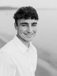 It's that time of year! Senior Photos!! 👏🏻🌼✨ I'm setting aside a bunch  of dates for you guys this summer & fall. Reach out to book your session  and don't forget to