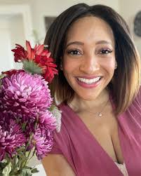 This one's for the lovers💕 #ValentinesDay I hope everyone received and  showed a little or a whole lot of LOVE today! • • #reporter #Feb14 #selfie  #smile #flowerbomb