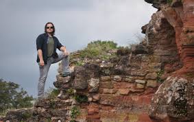 Avstralec, ki v Sloveniji še vedno pregleduje čevlje, preden se obuje