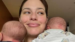 Ashley Graham muestra —sin temor a las críticas— su cuerpo a un año de dar  a luz