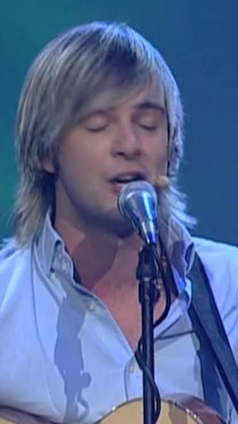Keith Harkin sings “Castles In The Air” 🎸