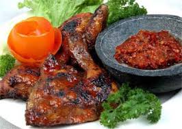 Salah satu yang jadi rekomendasi adalah qebul ayam bakar. Sambal Ayam Bakar
