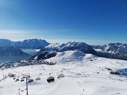 The cuisine in alpe d'huez is typically french with a range of restaurants serving traditional mountain fare such as fondue and raclette. Qualite De La Neige Et De La Meteo Avis De Voyageurs Sur Alpe D Huez L Alpe D Huez Tripadvisor