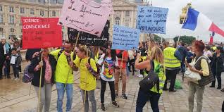 Les manifestants protestent après les annonces d'emmanuel macron lundi soir : 2jus5gvr3uasym