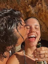 Qld radio star announces pregnancy with entrepreneur husband