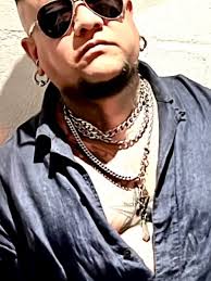 Wanna feel pride and shame I don't wanna take my time Don't wanna waste one  life I wanna live better days Never look back and say Could have been me  Saturno me