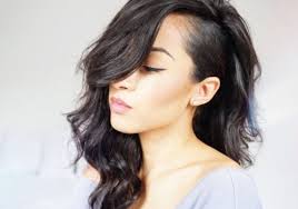 Coupe très courte femme avec côtés en dégradé et décoloration blond platine. Coiffure Femme Quelles Sont Les Tendances 2018 Qui Font Ravage