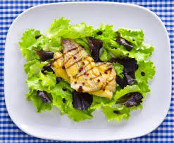 I filetti di merluzzo al forno sono dei gustosi filetti di pesce azzurro avvolti in una croccante panatura alle mandorle aromatizzata al limone. Cucine Economiche Merluzzo Lesso In Insalata