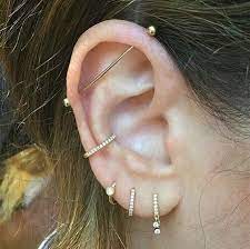 Probieren Sie Diese Minimalistischen Und Femininen Cluster Piercing Ideen Aus Ohrlocher In 2021 Ear Cuff Earings Earings Piercings Ear Piercings Industrial