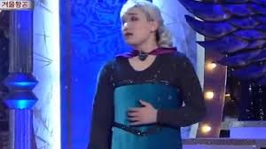Dans cette parodie, elle fait glisser et chuter plein de gens sur la glace. Video La Reine Des Neiges La Parodie Tres Reussie D Une Emission Coreenne Premiere Fr