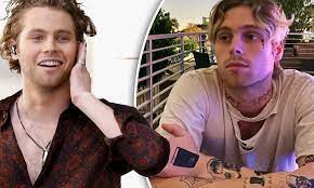 5sos Singer Luke Hemmings Shows Off His Dramatic Tattoo Transformation As He Returns To Instagram Daily Mail Online