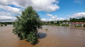 Oft­mals wird nicht unter­schie­den ob hoch­was­ser, durch flüs­se oder sturz­flu­ten aus­ge­löst wur­de. Zzoqvwpzpz1jcm