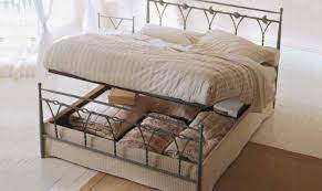 Riposare è importante e anche l'ambiente dove riposiamo ci deve piacere. Come Organizzare E Come Pulire Il Cassone Sotto Il Letto Svuotare Aspirare Pulire Ripo Camera Da Letto Ferro Battuto Letto Contenitore Letto Ferro Battuto