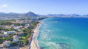 Most of the hotels are located in port d'alcúdia and platja d'alcúdia, along the 14 km (8.7 mi) long beach that stretches all the way. Holiday Villa Rentals In Puerto Alcudia Mallorca Balearic Villas
