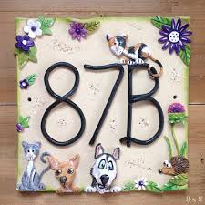 Ce Magnifiquement Fait A La Main En Ceramique Signe Numero De Maison Est Personnalise Avec Votre Propre Numero De L Adresse Decore House Numbers Etsy Ceramics