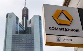 Damit stehen kunden der commerzbank rund 9.000 inländische geldautomaten der cash group partnerbanken zur verfügung. Aktienkurse Warum Die Commerzbank Die Deutsche Bank Abhangt