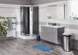 Une Douche Spacieuse Pour Une Salle De Bain Cocooning Salledebain Bricomarche Bricofamily Decoration M Salle De Bain Salle De Bains Minimaliste Spacieux