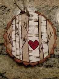Rustic Birch Trees With Heart Wood Burned Christmas Ornament Woodburningart Holz Herz Holz Gravieren Vorlagen Weihnachtsideen