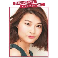 顔全体の表情でさえ パッと明るく 笑っていなくても 自然と微笑んだような表情に見える 幸せ感がにじみでるようなスマイル美人に point 口角に影があると 顔が怖いだけでなく一気に老けた印象に 逆に明るくしてあげるだけで こんなにも楽しそうな表情になるん