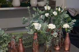 Avec une pancarte de bienvenue et un bac à fleurs, il apportera une touche. Faire Soi Meme La Deco Florale Du Mariage Mademoiselle Dentelle