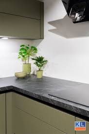 groen is misschien niet de kleur waar je aan denkt bij een keuken maar deze hoekkeuken in de showroom van keukenloods nl b moderne keukens droomkeuken keukens