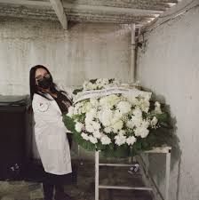 É a visão para quem fica: a tanatopraxista e o preparo de cadáveres -  20062022 - UOL TAB