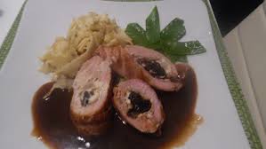 Schweinefilet Im Bacon Mantel Mit Pflaumen Frischkasefullung Und Madeira Pflaumensosse Rezept Schweine Filet Schweinefilet Und Rezepte