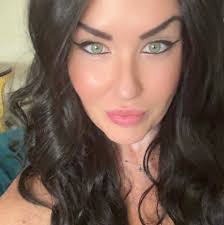 Rowena Peterson's Instagram, Twitter & Facebook