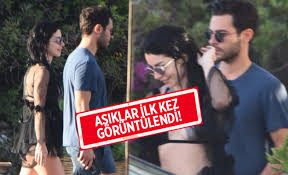Hakan sabancı ile yaşadığı 10 günlük ilişkide ihanete uğrayan ve sabancı'nın bin gül göndererek gönlünü almaya çalıştığı merve boluğur, eski eşi murat dalkılıç'ın hediye ettiği bileklikle poz verdi. Merve Bolugur Ve Hakan Sabanci Askinin Ilk Fotografi