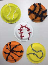 Déjà une première semaine de camp de terminée! Voici le résumé de la  semaine en images: bricolages, sorties au parc, démonstration sur le port  des gants, yoga, bingo et plus encore, sans