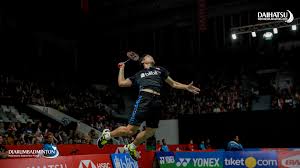 Smash keras yang dilakukan lee cheuk yiu saat mengahadapi anthony sinisuka ginting menjadi sorotan federasi bulu tangkis dunia (bwf), tapi dihujat netizen. Djarum Badminton Foto