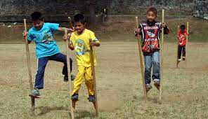 2020 kadang kadang kangen bocoran lagu terbaru yuliana zn. The Kadang Kadang Team Of Baguio City During Their Practice Of Walking On Wooden Stilts At The Burnham Park Cordillera Administrative Region Baguio City Baguio