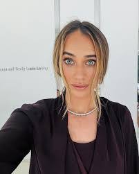 Jane Reel's Instagram, Twitter & Facebook