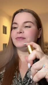 Una fragancia encantadora y dulce que combina notas musgo, con notas de  azafrán y almendra que da paso a una suave estela de madera de cashemere  como protagonista, acompañada de ámbar gris y matices ...