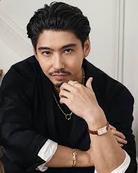 A touch of Cartier red. Alexa Chung Official Club in Panthere de Cartier.  goo.gl/2svxcc