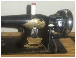 Mesin jahit hitam tangan dengan penutup. Belajar Mempersiapkan Mesin Jahit Fesyendesign Com
