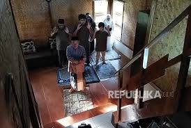 Maybe you would like to learn more about one of these? Khutbah Idul Adha Di Rumah Bersama Keluarga Republika Online
