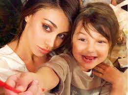 Probabilmente belen non intendeva riprendere il suo sfogo, ma solo trasmettere ai fan l'emozione che si prova nel vedere il proprio figli crescere. Quattro Anni E Due Genitori Dai Nomi Pesanti Santiago Figlio Di Belen Rodriguez E Stefano De Martino E Stato Al Centro Del Gossip Gia Prima Di Venire Al Mondo Ecco Com E Cresciuto