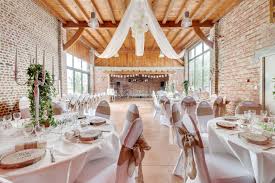 Une réception à l'occasion d'un mariage est avant tout une grande fête familiale. La Grange Du Terrier Abc Salles
