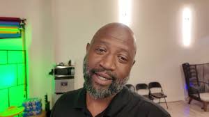 Alan Lux's Instagram, Twitter & Facebook