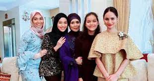 Resepsi pernikahan pertamanya diadakan pada 28 agustus 2006, di kuala lumpur convention centre (klcc). Anggap Menantu Macam Anak Kandung Ini Komen Tengku Zawyah Tentang Alyssa Tya Izara Nona