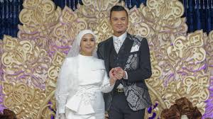 Umi kalsom binti yusof, mohd nor akmal khalid, 2020, financial time series forecasting using prophet, the 5th international conference of reliable information and communication technology. Showbiz Fazley And Wife Have A Second Bersanding Nsttv