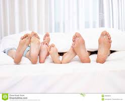 Er wird, wegen seines aussehens, vielfach als. Fusse Eltern Und Kinder Im Bett Stockfoto Bild Von Schlafzimmer Frau 99096954