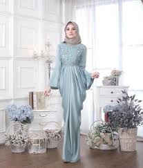 Para bridesmaid pada foto ini memakai kebaya berbahan satin duchess sehingga tampak berkilau dan halus. Inspirasi Gaun Bridesmaid Muslimah Yang Syar I Wedding Market
