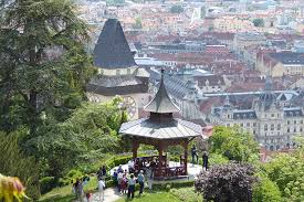 Der mittelpunkt von graz der grazer stadtkern wird von einer sinnlichen bronzeskulptur mit einer labyrinthischen oberfläche, die an einen kern erinnert, gekennzeichnet. Schlossberg Graz Sehenswurdigkeit Und Erholungsgebiet Infos